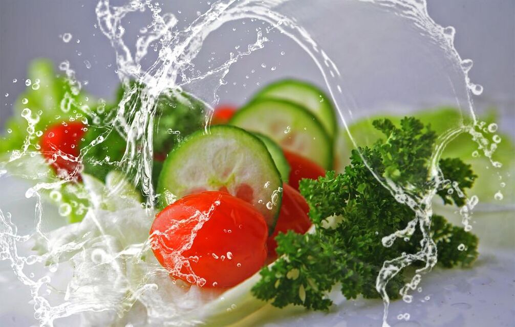 Veselīga pārtika un ūdens ir svarīgi elementi, kas nepieciešami svara zaudēšanai