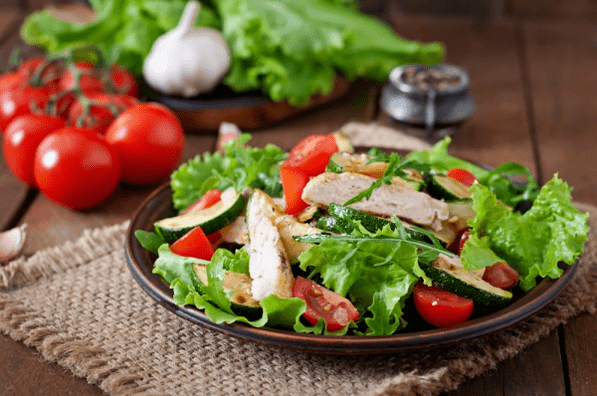Salāti ar vistu un dārzeņiem ir lieliska iespēja vieglām vakariņām pēc treniņa. 
