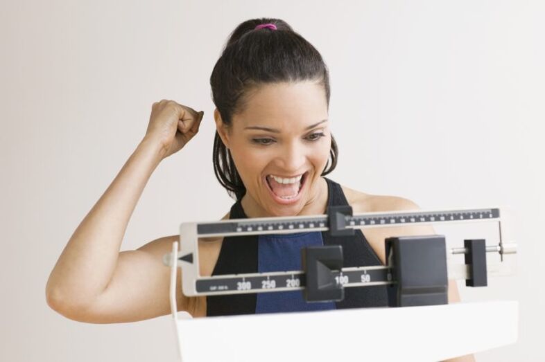 sieviete priecājas zaudēt svaru, ievērojot Maggi diētu
